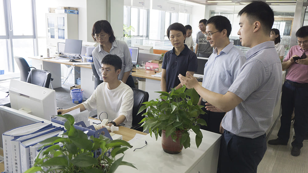 苏州市栖霞区人民政府卢静副区长一行莅临澳思泰走访调研