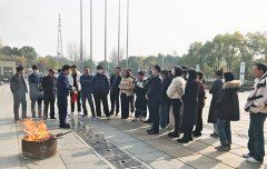 苏州焦点娱乐组织开展消防器材讲解和使用演练活动，增强了员工的消防意识
